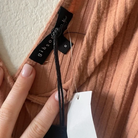 Gibsonlook tan v neck tank top midi dress with slit - Picture 2 of 3